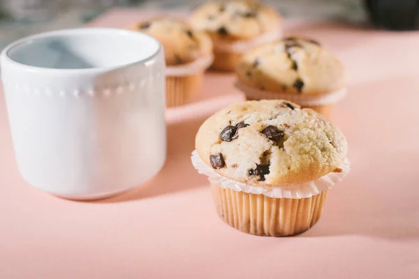 Primo Piano Cupcake Fatto Casa Con Trucioli Cioccolato Con Sfondo — Foto Stock