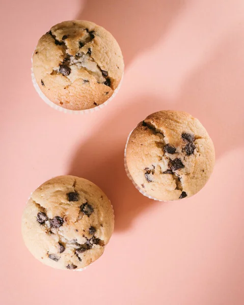 Groep Zelfgemaakte Muffins Met Stukjes Chocolade Roze Achtergrond — Stockfoto