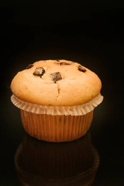 Κοντινό Πλάνο Σπιτικού Cupcake Ροκανίδια Σοκολάτας Μαύρο Φόντο — Φωτογραφία Αρχείου