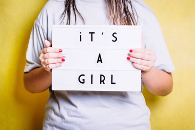 Elinde ışık kutusu olan bir kız 