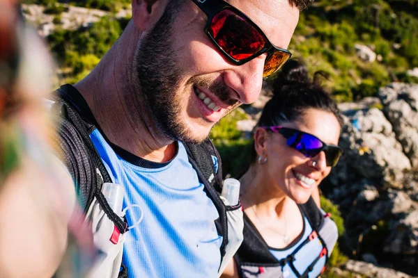 Kobieta Mężczyzna Biegacze Górskie Biorąc Selfie Obrazek Stockowy