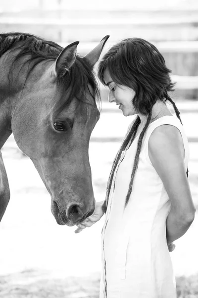 Imagen Blanco Negro Una Niña Cuidando Acariciando Caballo Raza Árabe —  Fotos de Stock