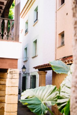 Anka de Sant Gaiet 'te, Tarragona' da, İspanya 'da Katalonya' da beyaz sarayların manzarası. Ekim 2020 'de yapıldı..