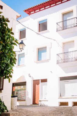 Anka de Sant Gaiet 'te, Tarragona' da, İspanya 'da Katalonya' da beyaz sarayların manzarası. 08 _ 20 _ 2020 tarihinde yapıldı.