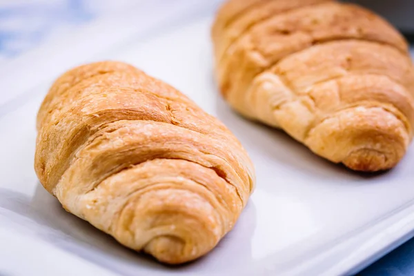 Nahaufnahme Des Frühstücks Mit Croissants Und Weißem Geschirr — Stockfoto