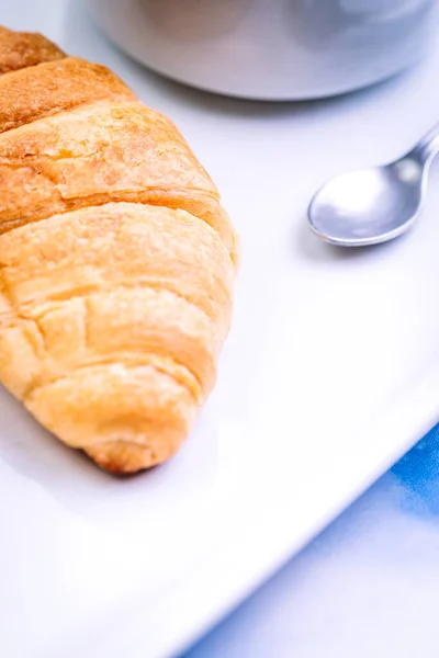 Close Café Manhã Composto Por Croissants Latte Com Pratos Brancos — Fotografia de Stock