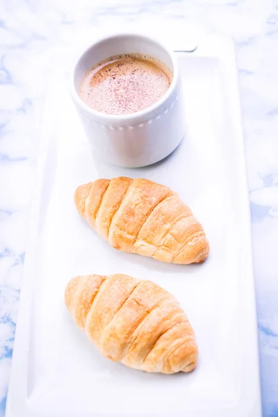 Ontbijt Bestaande Uit Croissants Koffie Met Melk Witte Gerechten — Stockfoto