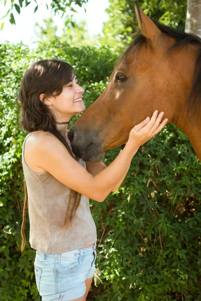 Meisje Met Dreadlocks Strelen Haar Bruin Paard — Stockfoto