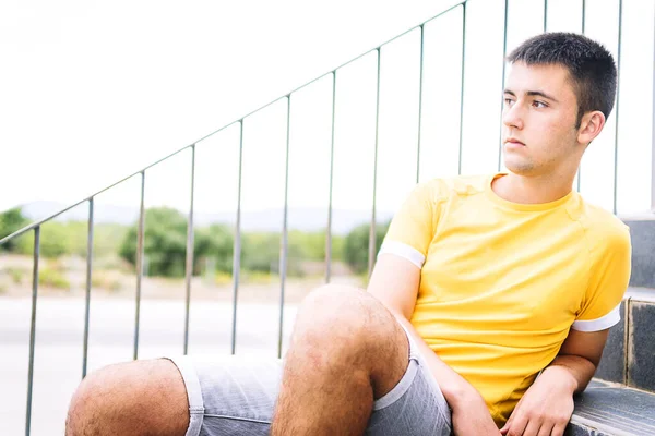 Adolescente Sentado Unas Escaleras Con Camiseta Amarilla —  Fotos de Stock
