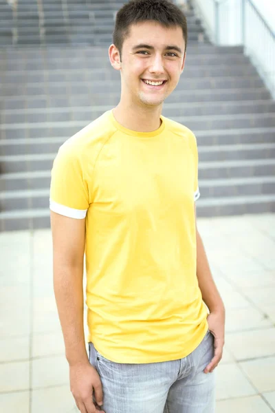 Adolescente Chica Camiseta Amarilla Pantalones Cortos Mirando Cámara Sonriendo —  Fotos de Stock