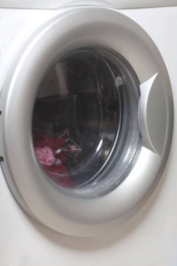 Çamaşır makinesi yıkama sırasında