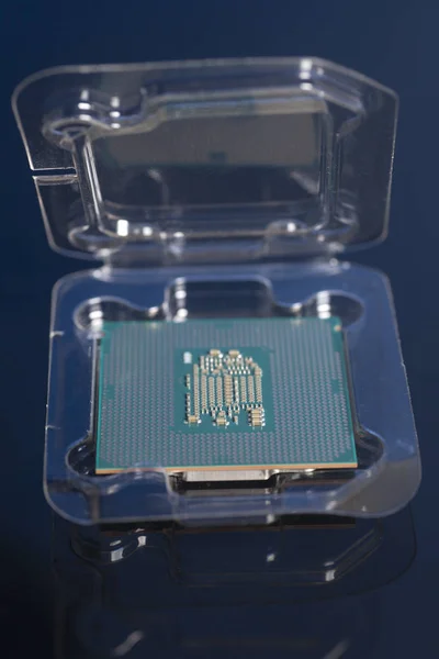 Unidade de processamento central processador de CPU microchip na caixa de embalagem — Fotografia de Stock