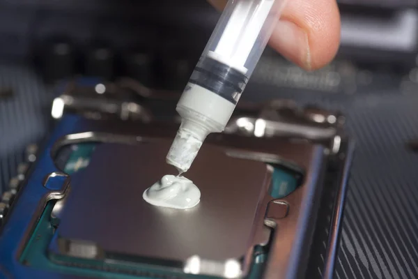 Cpu işlemci anakart üzerinde termal macun uygulayarak şırınga ile el