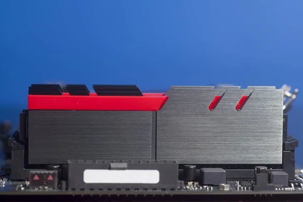 RAM di memoria del computer DDR4 ad alte prestazioni sulla scheda madre — Foto Stock