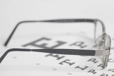 Grafik arka plan yakın çekim gözlük görme testi.