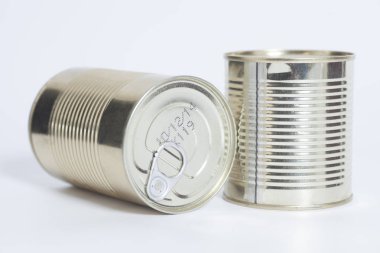 Beyaz arka plan üzerinde izole kapalı metal kutular