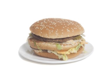 Beyaz bir arka plan üzerinde izole lezzetli büyük burger