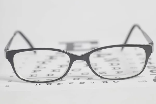 Brille Auf Sehtest Diagramm Hintergrund Nahaufnahme — Stockfoto