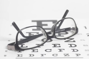 Grafik arka plan yakın çekim gözlük görme testi.