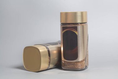 İki kavanoz gri çözünür kahve