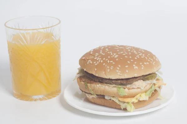 Savoureux Grand Hamburger Verre Jus Orange Isolé Sur Fond Blanc — Photo