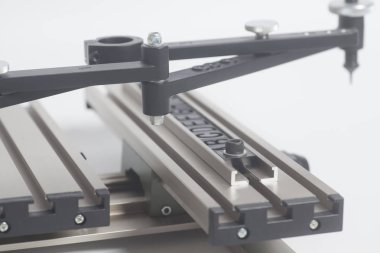 Beyaz bir arka plan üzerinde izole Pantograf oyma aygıt