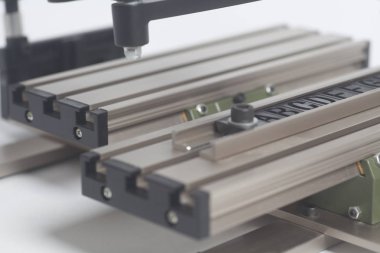 Aygıt Pantograf gravür Tipo alfabesi ile beyaz bir arka plan üzerinde