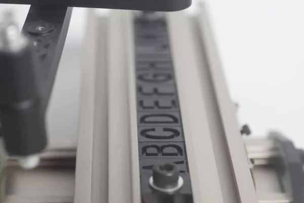 Dispositivo Incisione Pantografo Con Alfabeto Tipografico Sfondo Bianco — Foto Stock