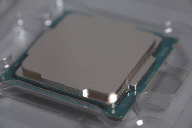 Merkezi işlem birimi Cpu işlemci mikroçip gri arka plan üzerinde Ambalaj kutusundaki