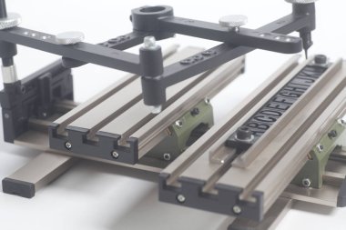 Aygıt Pantograf gravür Tipo alfabesi ile beyaz bir arka plan üzerinde