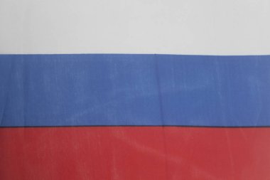 Rus sallayarak ulusal bayrak arka kapatmak.