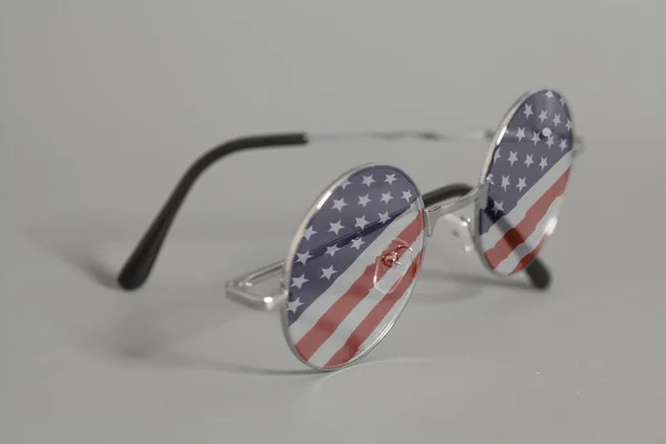 Sluneční Brýle Americkou Vlajkou Šedém Pozadí — Stock fotografie