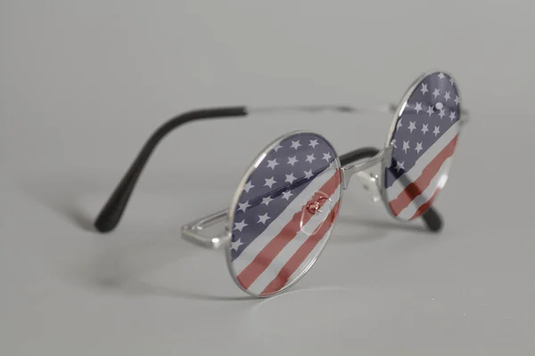 Lunettes Soleil Rondes Avec Drapeau Américain Sur Fond Gris — Photo