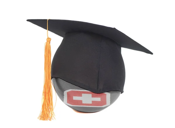 在白色背景上隔离的毕业帽和瑞士国旗 — 图库照片