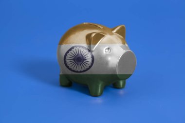 Hint bayrağı mavi arka plan ile Piggy banka