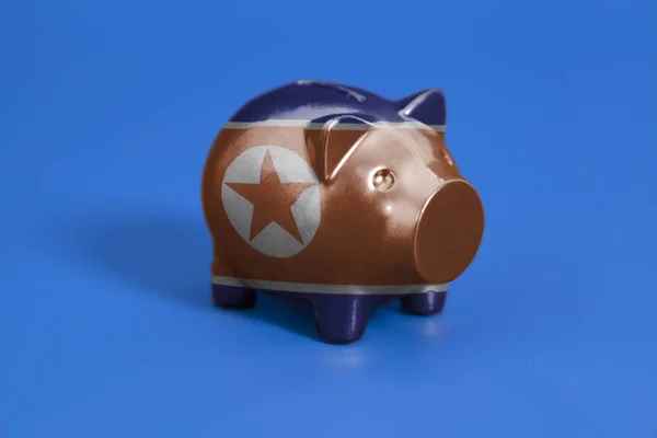 Banco Piggy Com Bandeira Coreia Norte Fundo Azul — Fotografia de Stock