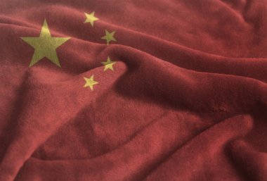 Kadife kumaş arka plan üzerinde sallanan Çin bayrağı yakın çekim .