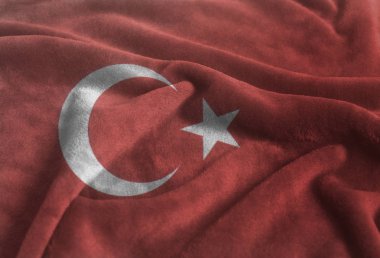 Kadife kumaş arka plan üzerinde dalgalanan Türk bayrağı yakın çekim .