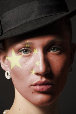 Kadın yüzü boyalı Çin bayrak portre ile