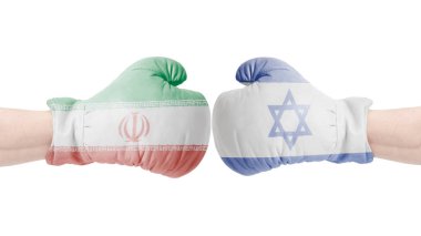 İsrail ve Iran bayrağı ile boks eldivenleri. Beyaz bir arka plan üzerinde izole İsrail vs Iran kavramı