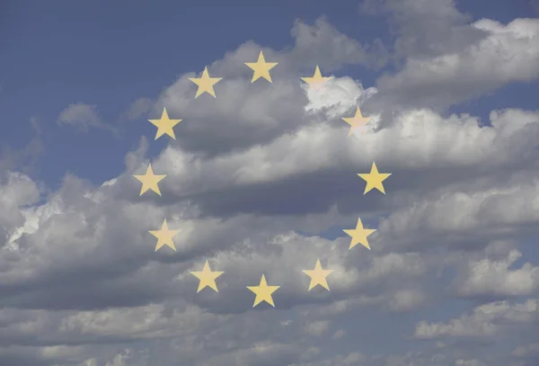 Vlajka Evropské Unie Pozadí Modré Oblohy Mraky Closeup — Stock fotografie