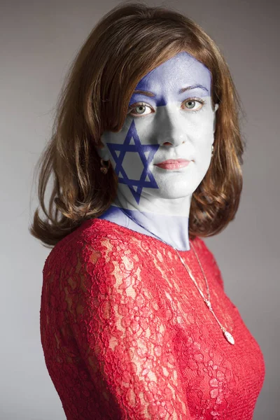 Retrato Mulher Com Pintado Bandeira Israel Fundo Cinza — Fotografia de Stock