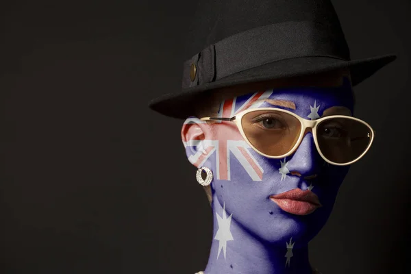 Ritratto Donna Con Bandiera Australiana Dipinta Occhiali Sole Sfondo Nero — Foto Stock