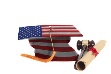 Diploma ve yargıç Gavel Isolated beyaz arka plan üzerinde ABD bayrağı ile mezuniyet şapka
