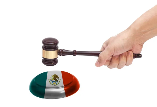 手敲法官槌在琴弦与墨西哥旗子隔绝在白色背景上 — 图库照片
