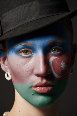 Kadın yüzü boyalı Azerbaycan bayrağı portre siyah arka plan üzerine