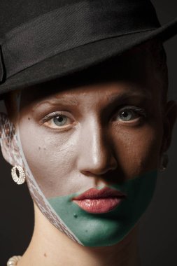 Kadın yüzü boyalı Beyaz Rusya bayrağı portre siyah arka plan üzerine