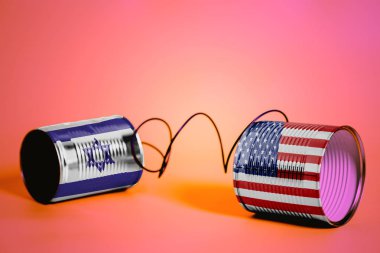 teneke kutu telefon pink üzerinde ABD ve İsrail flags.communication konseptiyle