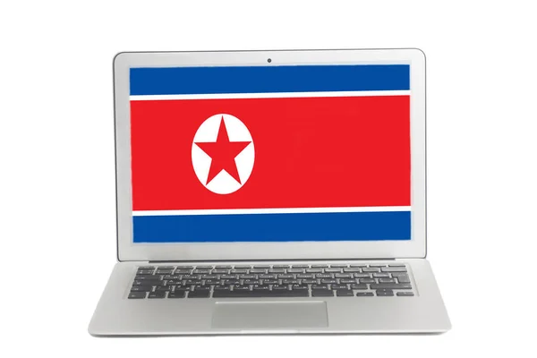 Laptop Mit Nordkoreanischer Flagge Auf Bildschirm Isoliert Auf Weißem Hintergrund — Stockfoto