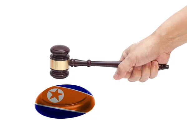 Mão Batendo Martelo Juiz Quadro Som Com Bandeira Coreia Norte — Fotografia de Stock